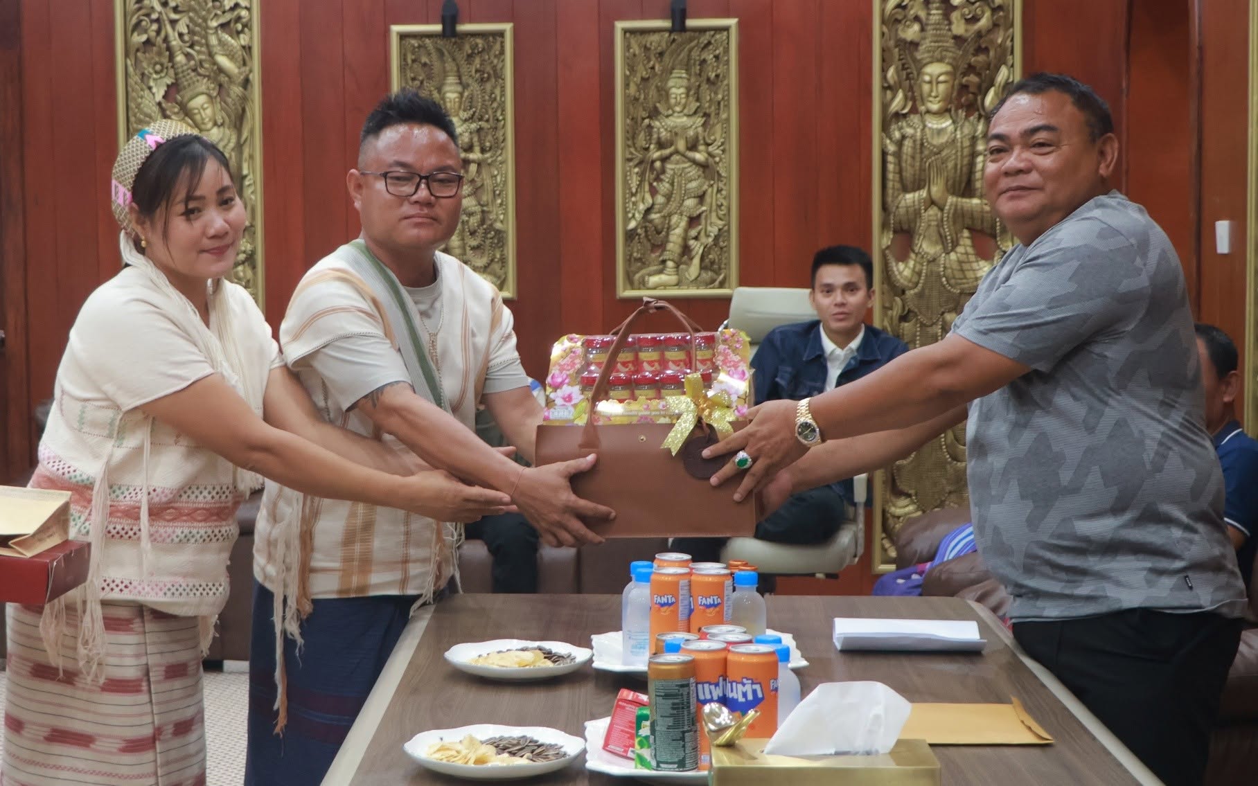 ကရင်ယဉ်ကျေးမှုအနုပညာအစည်းအရုံး (K.C.O) ၏ ဦးဆောင်နာယက တာကျဝ့် ဆိုဒ်အဲဆိုင်ထံ ဂါရဝပြုလမ်းညွှန်မှုခံယူသည့် ခရီးစဉ်မှတ်တမ်း