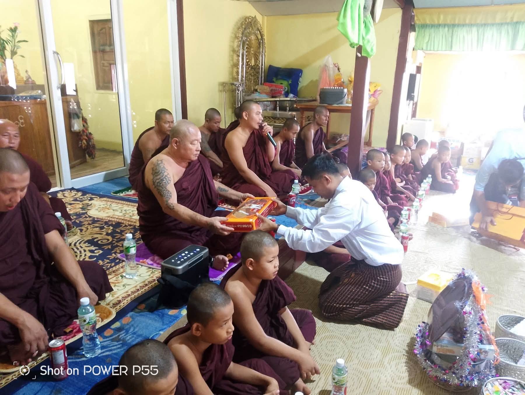 လဝန်းရိပ် မိသားစုမှ ရွှေပြည်အေး အခြေခံပရိယတ္တိ စာသင်တိုက်သို့ ဝါဆိုသင်္ဃာန်းနှင့် နဝကမ္မဝတ္တုငွေများ ဆက်ကပ်လှူဒါန်း