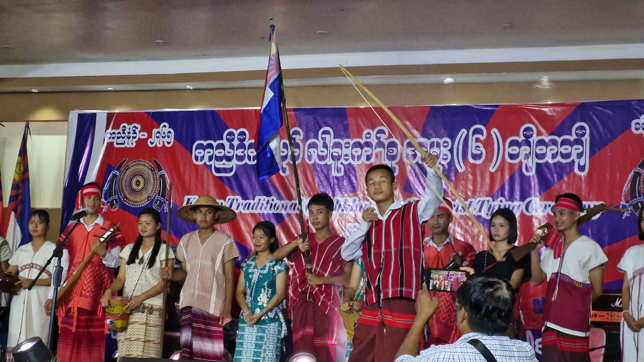 သစ်ကတေ့ စံပြကျေးရွာတွင် ကရင်အမျိုးသားတပ်မတော် (KNA) စစ်ဒေသ (၂) စစ်ဒေသမှူး ဦးဆောင်ကျင်းပသည့် ကရင်ရိုးရာ ခြည်ဖြူဖွဲ့မင်္ဂလာ ညပိုင်းအစီအစဉ်ပုံရိပ်အချို့