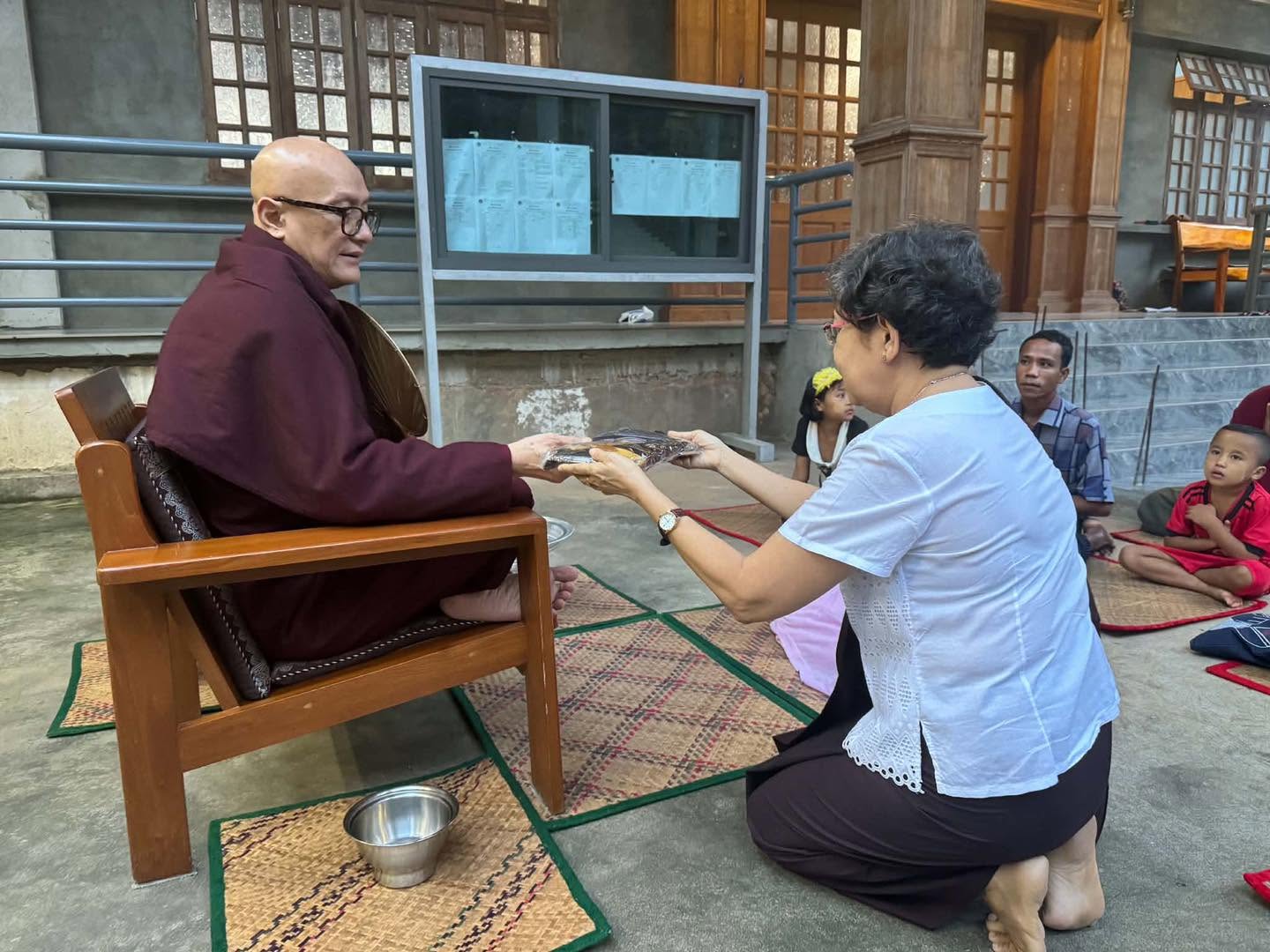 ဒေါက်တာဌေးဌေးစိုး၏ လွယ်အိတ်အလှူတော်မင်္ဂလာ