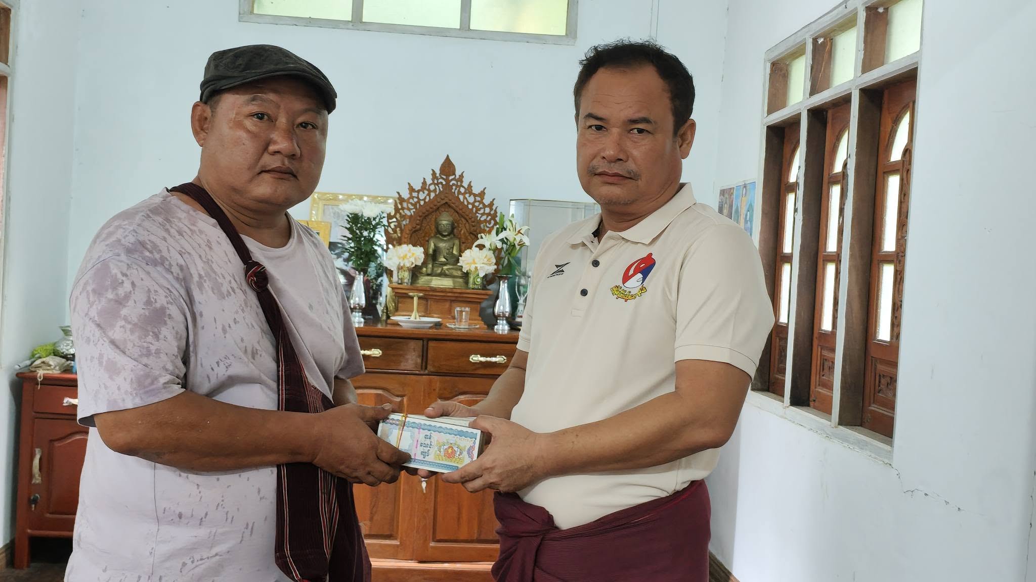 ဧရာဝတီတိုင်း လေးမျက်နှာမြို့နယ်သို့ သွားရောက်ကူညီခဲ့သည့် ဘားအံအခြေစိုက် လူမှုကူညီရေးအသင်းများအား ကရင်ယဉ်ကျေးမှုနှင့် အနုပညာအစည်းအရုံး (KCO) ဥက္ကဋ္ဌမှ ဂုဏ်ပြုချီးမြှင့်ငွေ ပေးအပ်