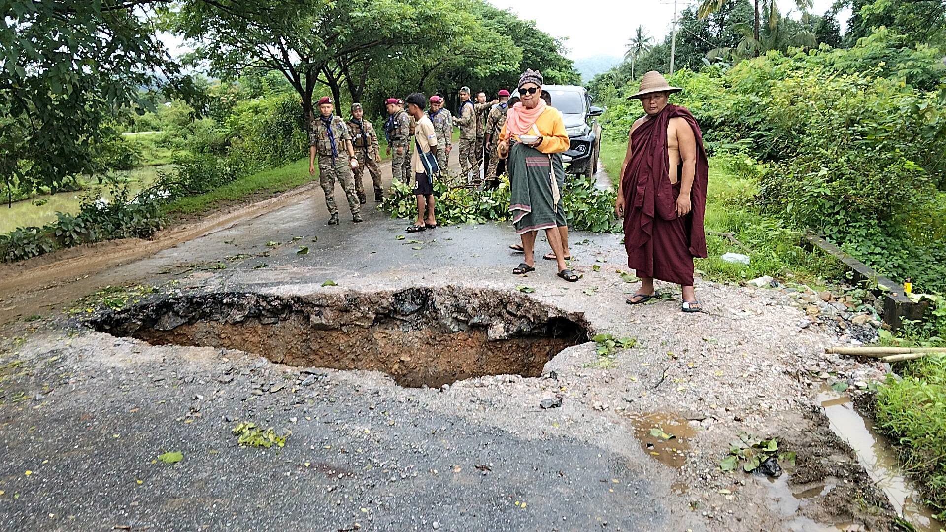 မြိုင်ကြီးငူ-မယ်သဝေါ လမ်းပိုင်းရှိ ရေတိုက်စား မြေပြိုသွားသည့် တံတားအား မြိုင်ကြီးငူဆရာတော်နှင့် အဖွဲ့က သွားလာရေး အဆင်ပြေစေရန် ပြုပြင်ပေးခဲ့   
