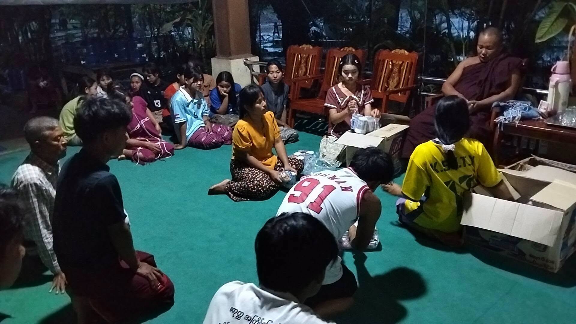 မြိုင်ကြီးငူ ဒုတိယဆရာတော်ကြီးနှင့် တပည့်ဒါယကာများ စုပေါင်း၍ မာလာမြိုင်ရပ်ကွက်သွား လမ်းဘေးရေစီးမြောင်း သန့်ရှင်းရေးနှင့် ကွန်ကရစ်လောင်းခြင်း လုပ်အားဒါနပြု
