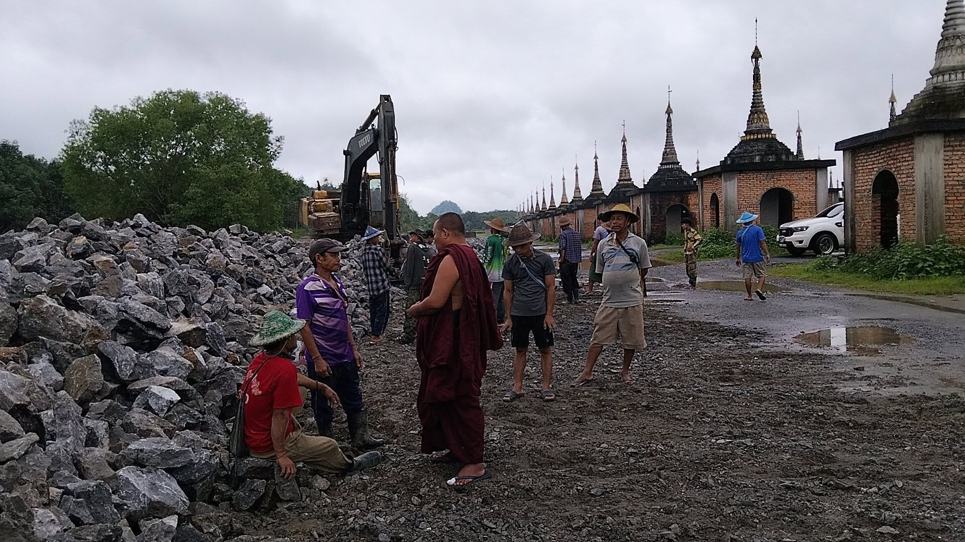 မြိုင်ကြီးငူအထူးဒေသ၌ လမ်းတံတားနှင့် ရေစီးမြောင်း ပြုပြင်ရန် ကွန်ကရစ်လောင်းခြင်းနှင့် မြေတူးဖော်ခြင်း လုပ်အားဒါနပြု