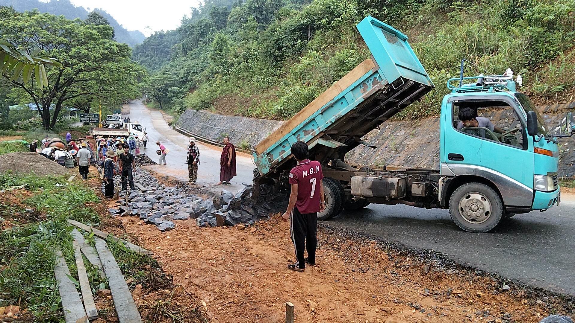 မြိုင်ကြီးငူ-မယ်သဝေါ လမ်းဘေးဝဲ/ယာ ချဲ့ထွင်၍ ကွန်ကရစ်လောင်းခြင်း လုပ်အားဒါနပြု